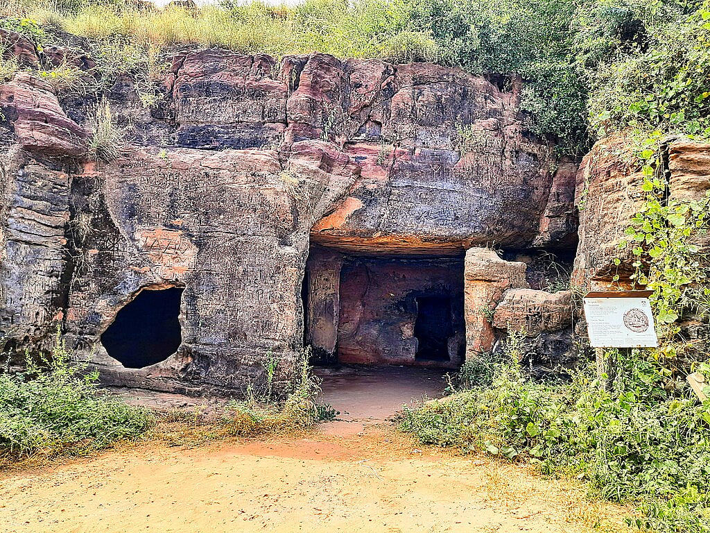 Siyot Caves, Kutch, Image Courtesy – Wikimedia Commons