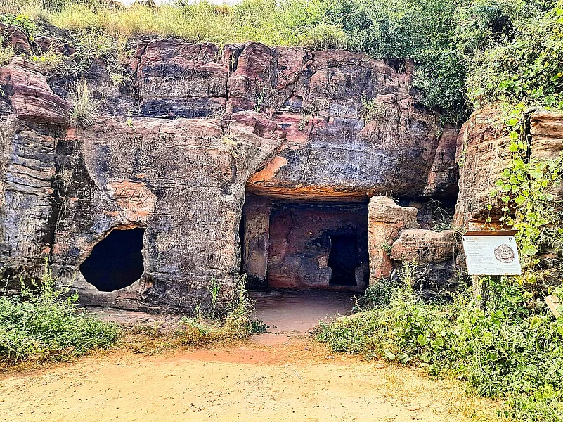Siyot Caves, Kutch, Image Courtesy – Wikimedia Commons