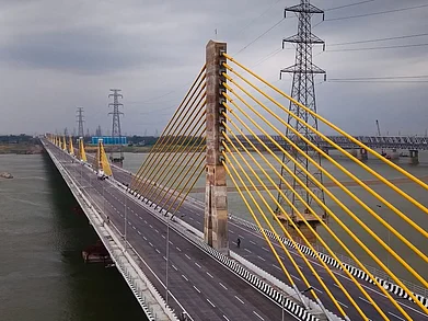 life_on_wheelsbsp/Instagram : The 1.86 km-long six-lane section of the Aunta-Simaria bridge over the Ganges River