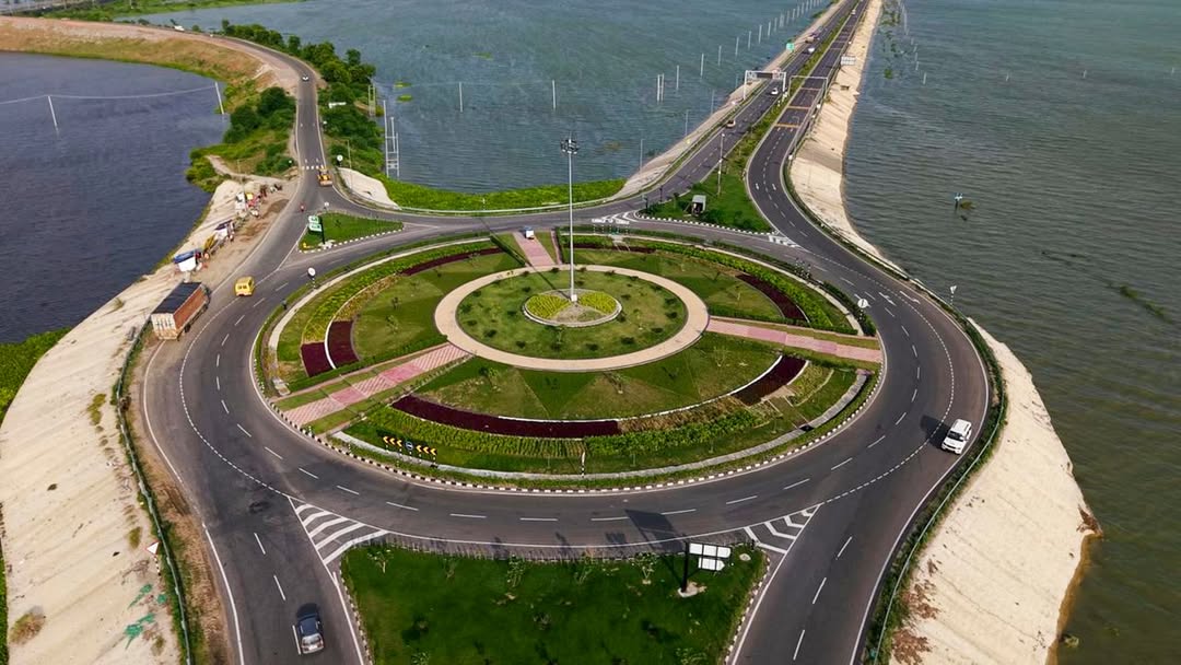 The modern roundabout of the Aunta-Simaria bridge