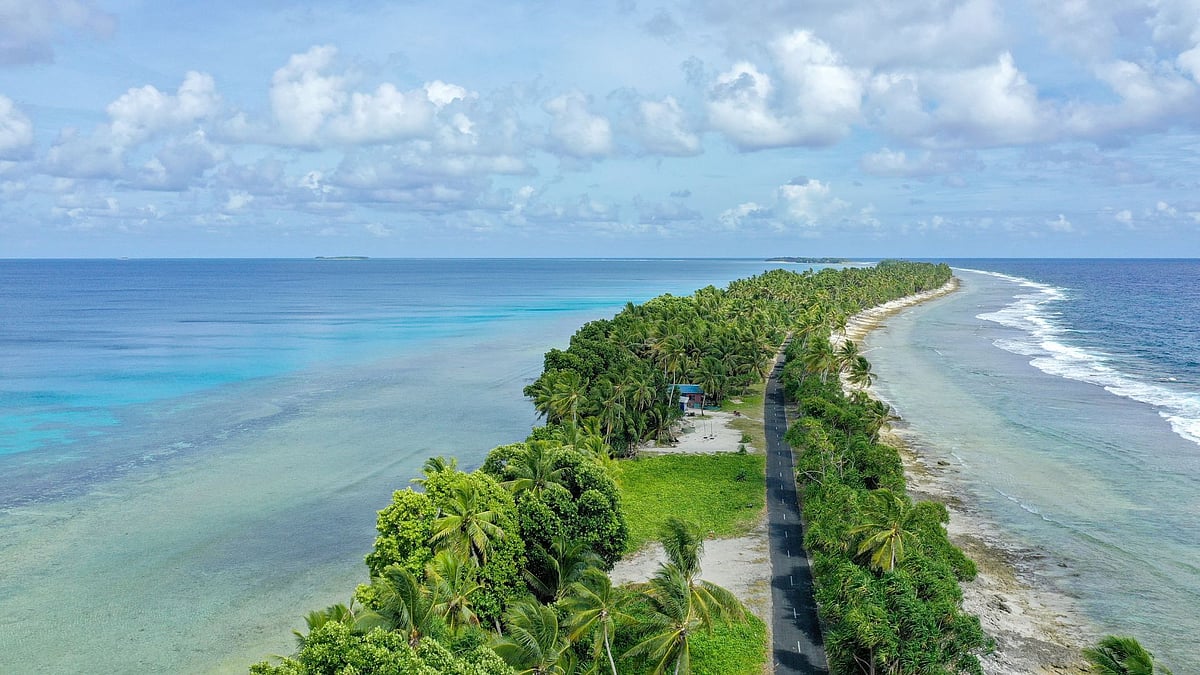 Shutterstock : Life in Tuvalu unfolds between ocean and lagoon, where beauty collides with fragility.