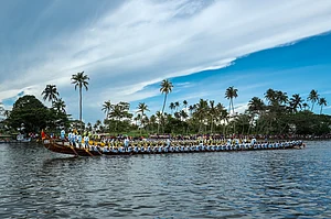 Shutterstock : Snake boat race, or, Vallam Kali, in Alappuzha, India