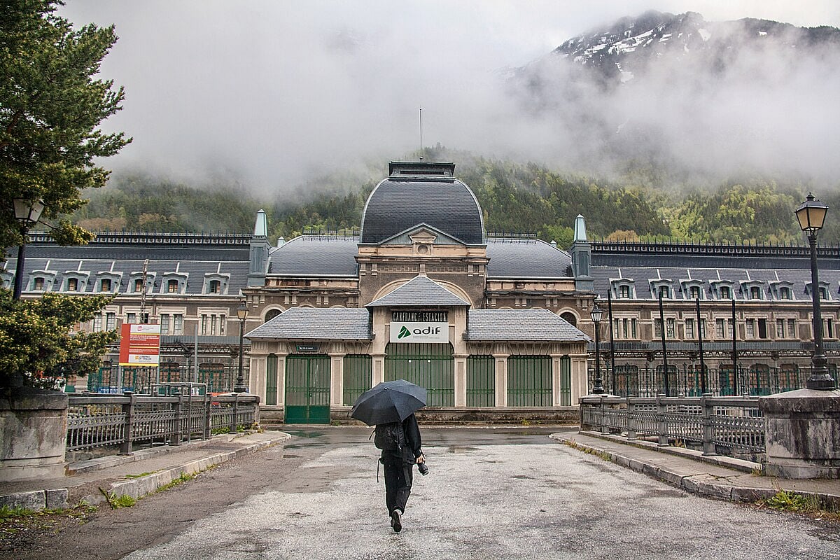 The station was damaged by fire, disrupted during the Spanish Civil War