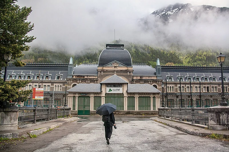 The station was damaged by fire, disrupted during the Spanish Civil War