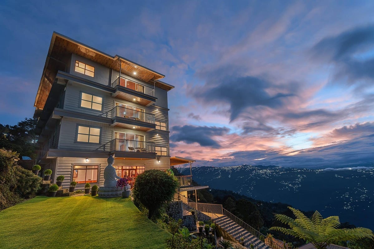 Summit Enigma Resort & Spa : Sitting at the foothills of the Himalayas, Summit Enigma Resort & Spa in Lamahatta offers sweeping Kanchenjunga views with a touch of luxury.