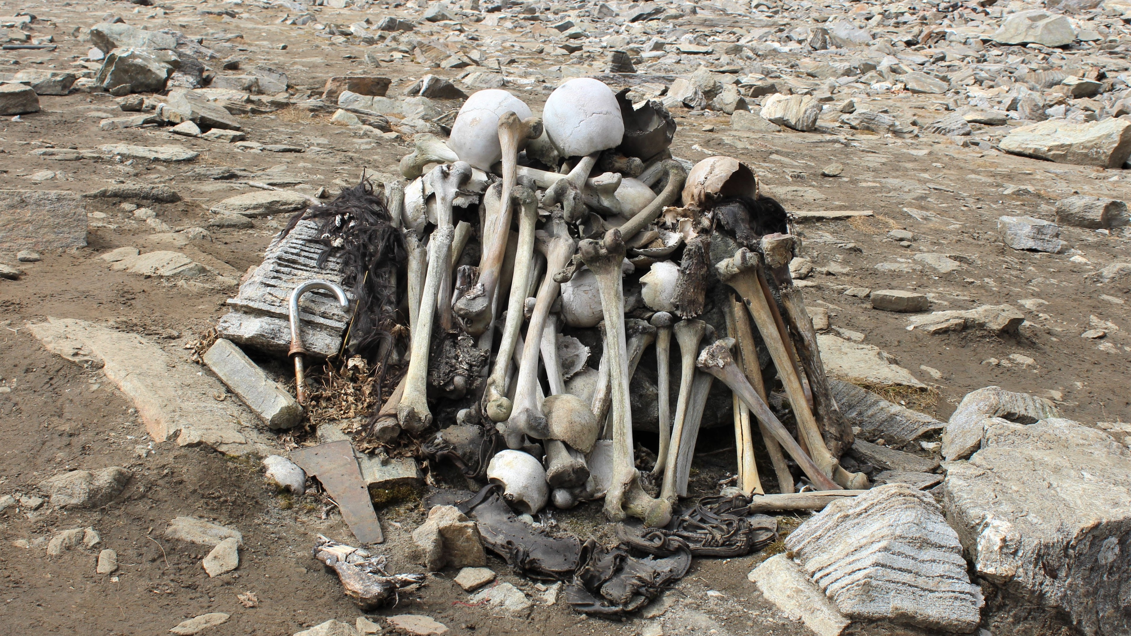 Human skeletons at Roopkund, Uttarakhand