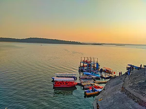 Amandeepkumarr/Wikimedia Commons : Boats anchored on Tilaiya Dam