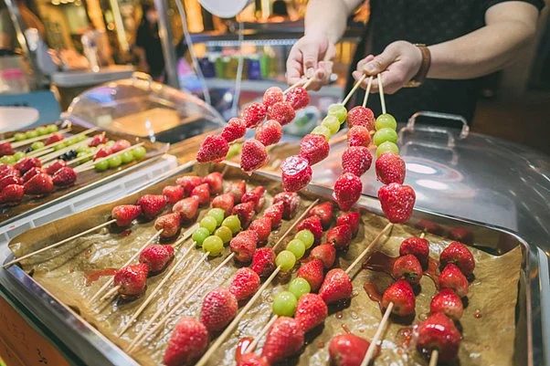 Try local delicacies on your visit to the Temple Street night market.