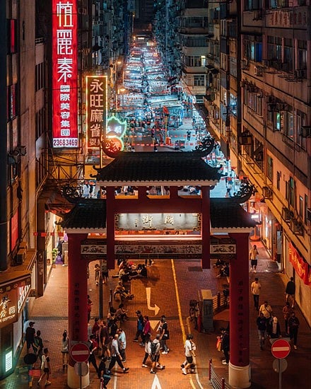 Take nice snapshots of Temple Street on your visit. 