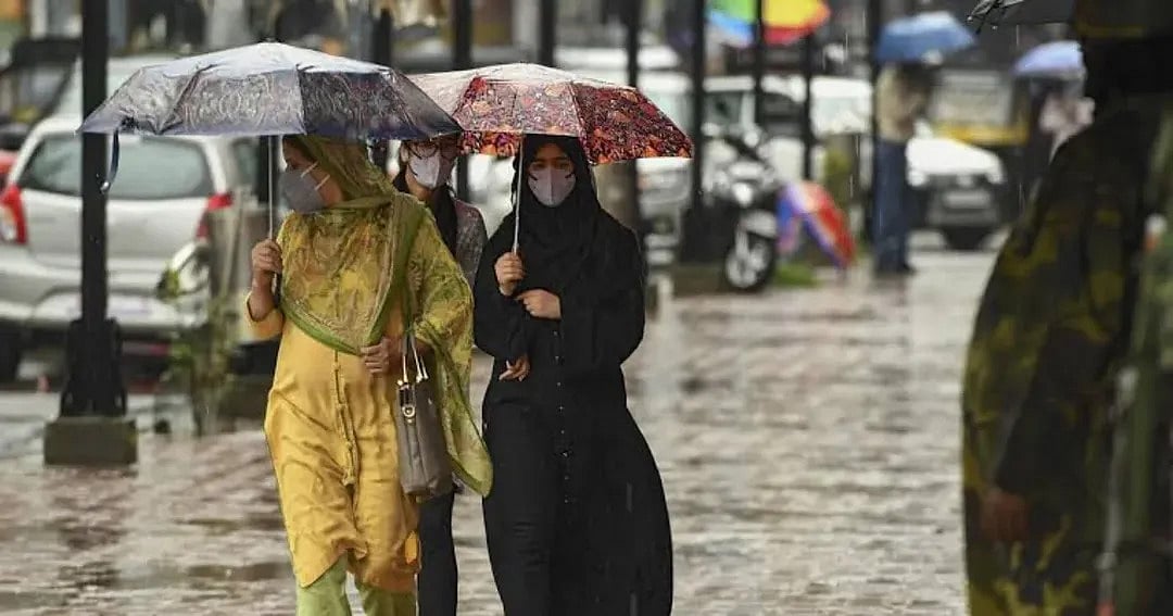Residents and travellers navigate through the torrential showers across Jammu and parts of South Kashmir. 