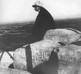 Wikimedia Commons : Self portrait of James Ricalton on the Great Pyramid in Giza, Egypt