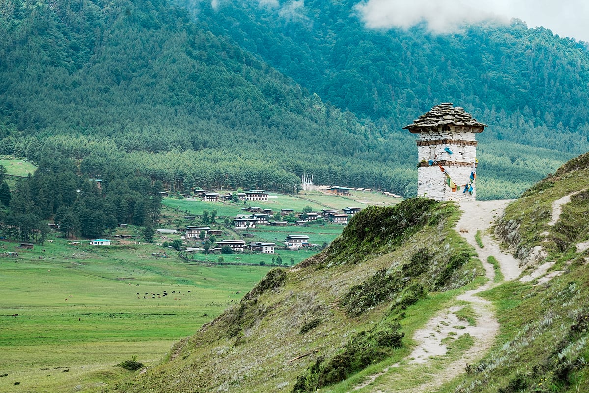 Villages like Beta and Gogona in Phobjikha offer homestays, weaving, and farm life, giving travellers a glimpse into Bhutan’s timeless rhythms.