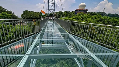 Web : With India’s longest glass skywalk bridge in Vizag, visitors can now enjoy panoramic views of the Kailasagiri hills and the Bay of Bengal