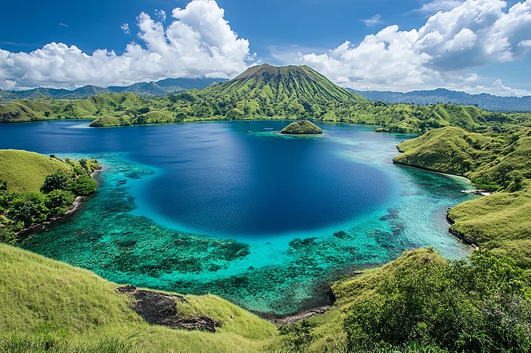 A view of Komodo - @sunluxed/x