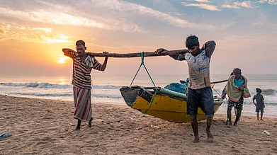 Shutterstock : Fishermen return to shore with their catch, even as rising seas and frequent cyclones make Odisha’s coastal livelihoods increasingly uncertain