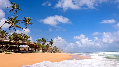 Shutterstock : Beach in Hikkaduwa, Sri Lanka