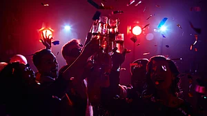 Shutterstock : Partying on New Year's Eve