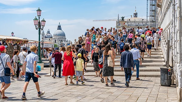 Shutterstock : Crowds of tourists in Venice
