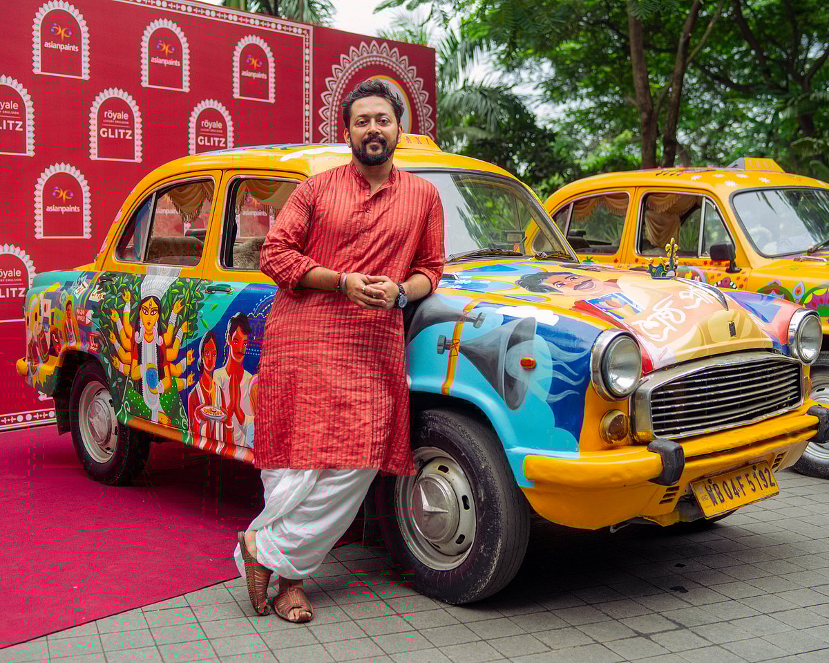 The 2000s come alive in Sayan Mukherjee’s taxi, where themed pandals and larger-than-life artistry define the decade