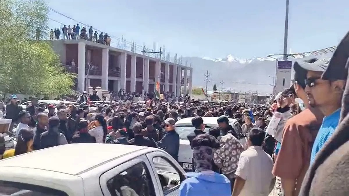 @PriyanshiBharg7/x : Visuals from Leh as the protests unfold