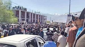 @PriyanshiBharg7/x : Visuals from Leh as the protests unfold