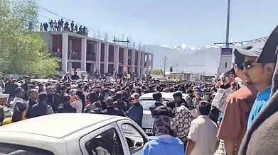 @PriyanshiBharg7/x : Visuals from Leh as the protests unfold