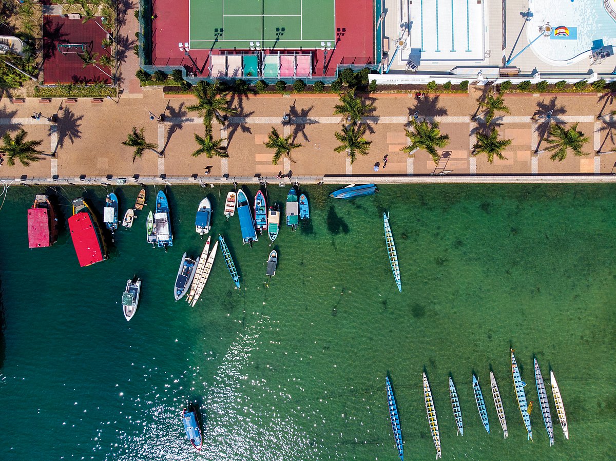  Glide across the turquoise waters of Sai Kung’s UNESCO Global Geopark, where volcanic cliffs and quiet islands reveal Hong Kong’s untamed natural side.