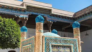 Shutterstock : Traditional ceramica decoration at memorial complex of Bahauddin Naqshbandi near Bukhara, Uzbekistan