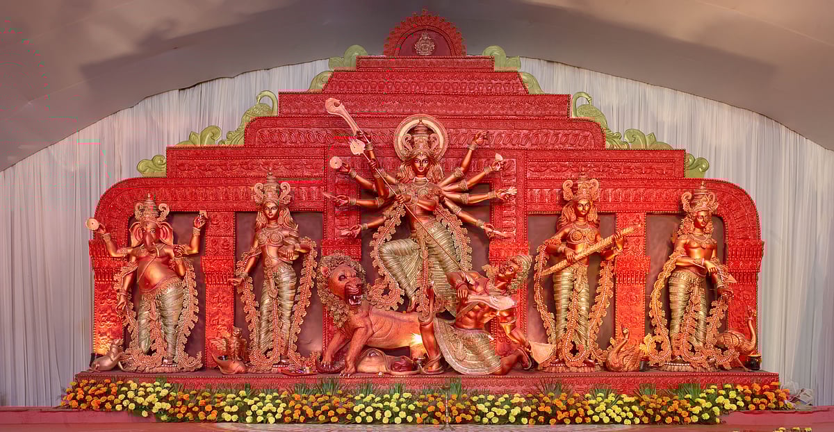 Shutterstock : Delhi’s Mini Kolkata comes alive with vibrant pandals, festive lights, and the rhythmic beat of dhak.