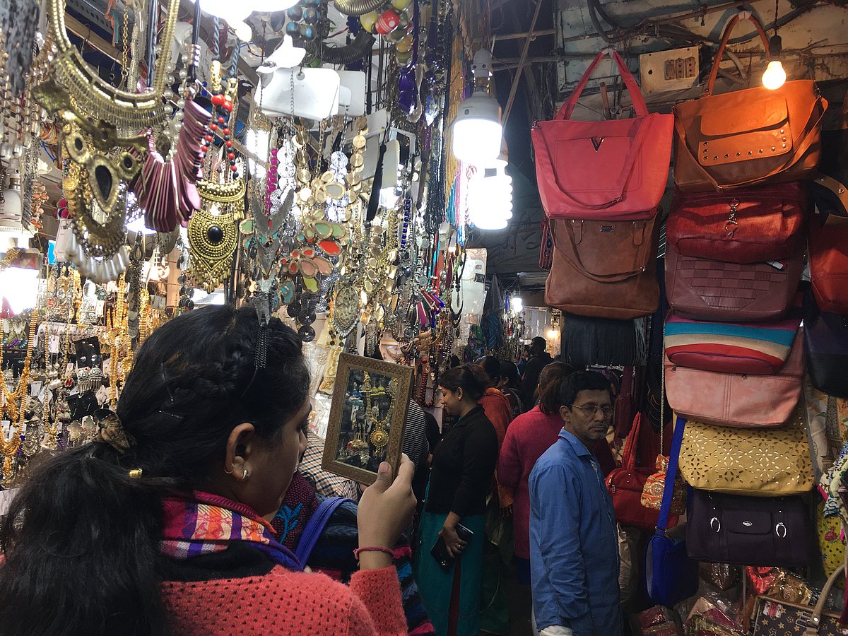 Hatibagan’s traditional saree shops and festive displays attract last-minute Puja buyers from across the city