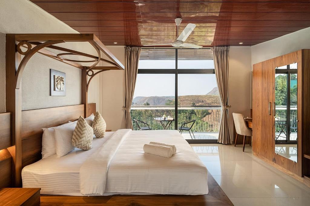 Surrounded by tea gardens and whispering pines, Winter Vale Green Stay Resorts is Vagamon’s cosy retreat. 