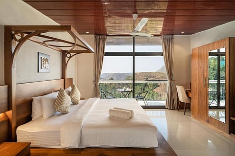 Surrounded by tea gardens and whispering pines, Winter Vale Green Stay Resorts is Vagamon’s cosy retreat. 