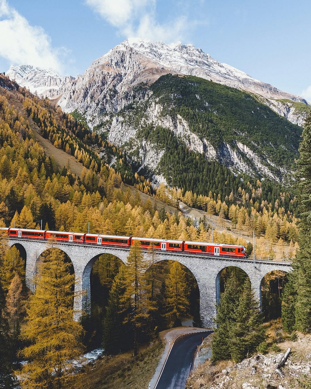 samalive/instagram : Glacier Express goes through alpine scenery