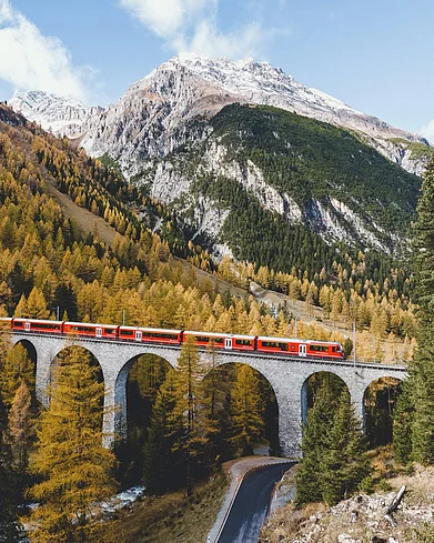 samalive/instagram : Glacier Express goes through alpine scenery