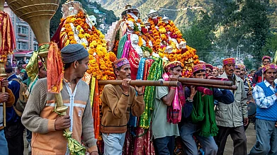 Shutterstock : A procession of Kullu Dussehra