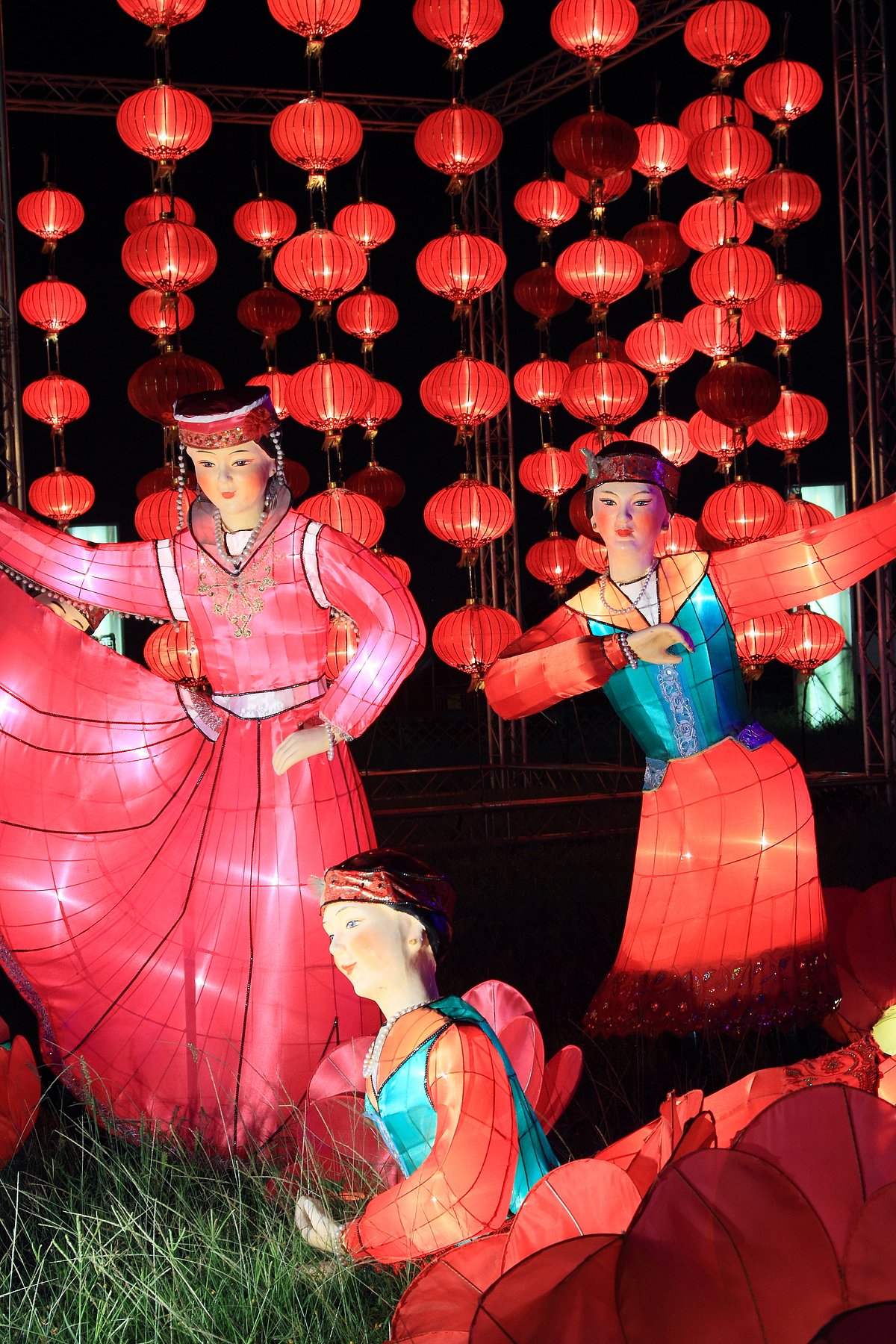 Shutterstock : Traditional Chinese lanterns light up to celebrate the mid-autumn festival, also known as Moon Festival