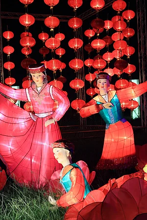 Shutterstock : Traditional Chinese lanterns light up to celebrate the mid-autumn festival, also known as Moon Festival