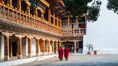 Shutterstock : Two buddhist monks at Punakha Dzong, Bhutan