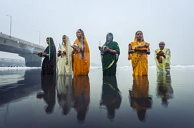 Manish Jaisi/Wikimedia Commons : Women in the river observing Chhath rituals