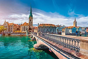 Shutterstock : Zürich’s historic centre with the iconic Fraumünster Church