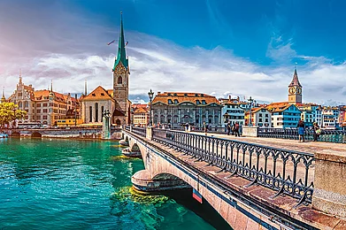 Shutterstock : Zürich’s historic centre with the iconic Fraumünster Church