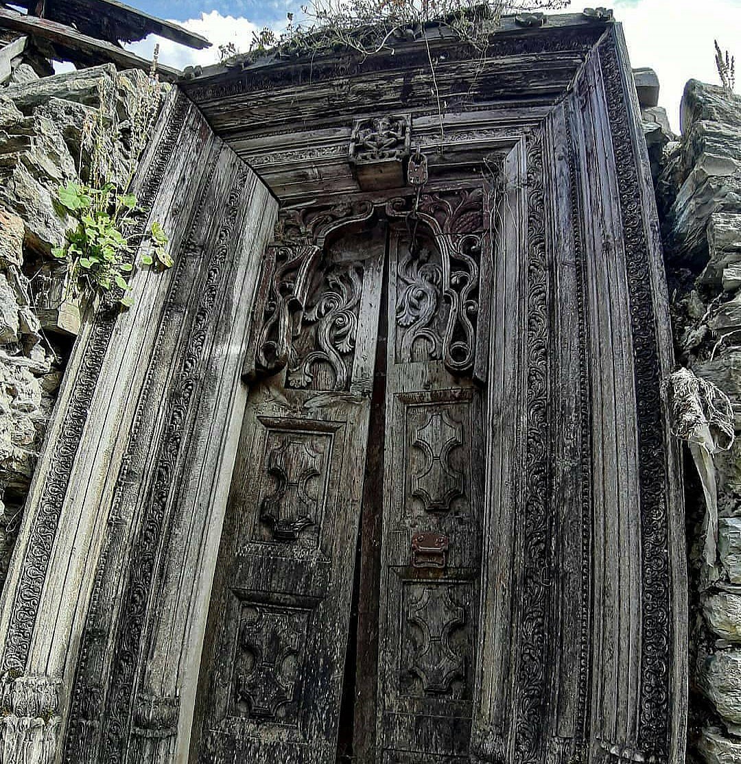 Enjoy the beautiful local architecture in Garbyang