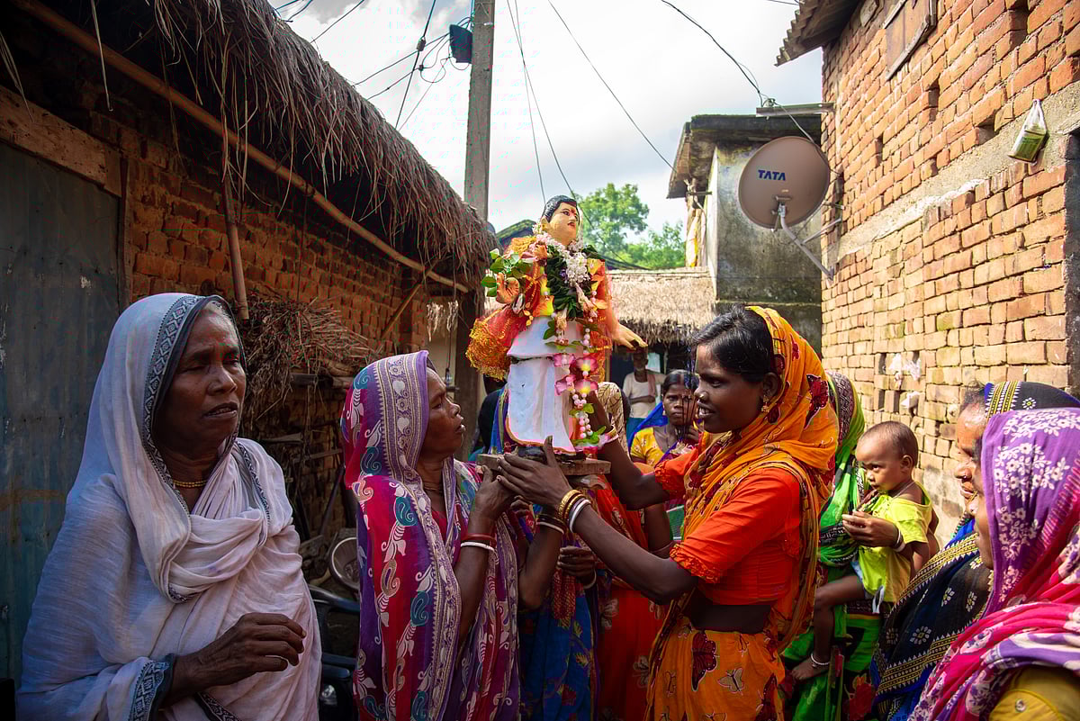 Princess Bhadravati fell in love with a young man named Anjan, but their love met a tragic and mysterious end when she suddenly disappeared.