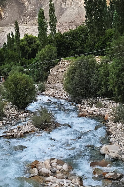 The bank of the glacial stream dividing Yul and Farol used to be lined with artillery