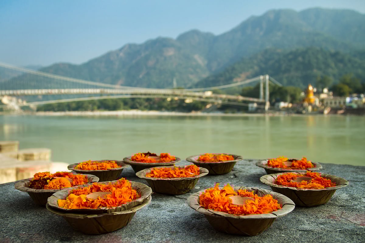 Shutterstock : Puja flowers to the Ganges in Rishikesh