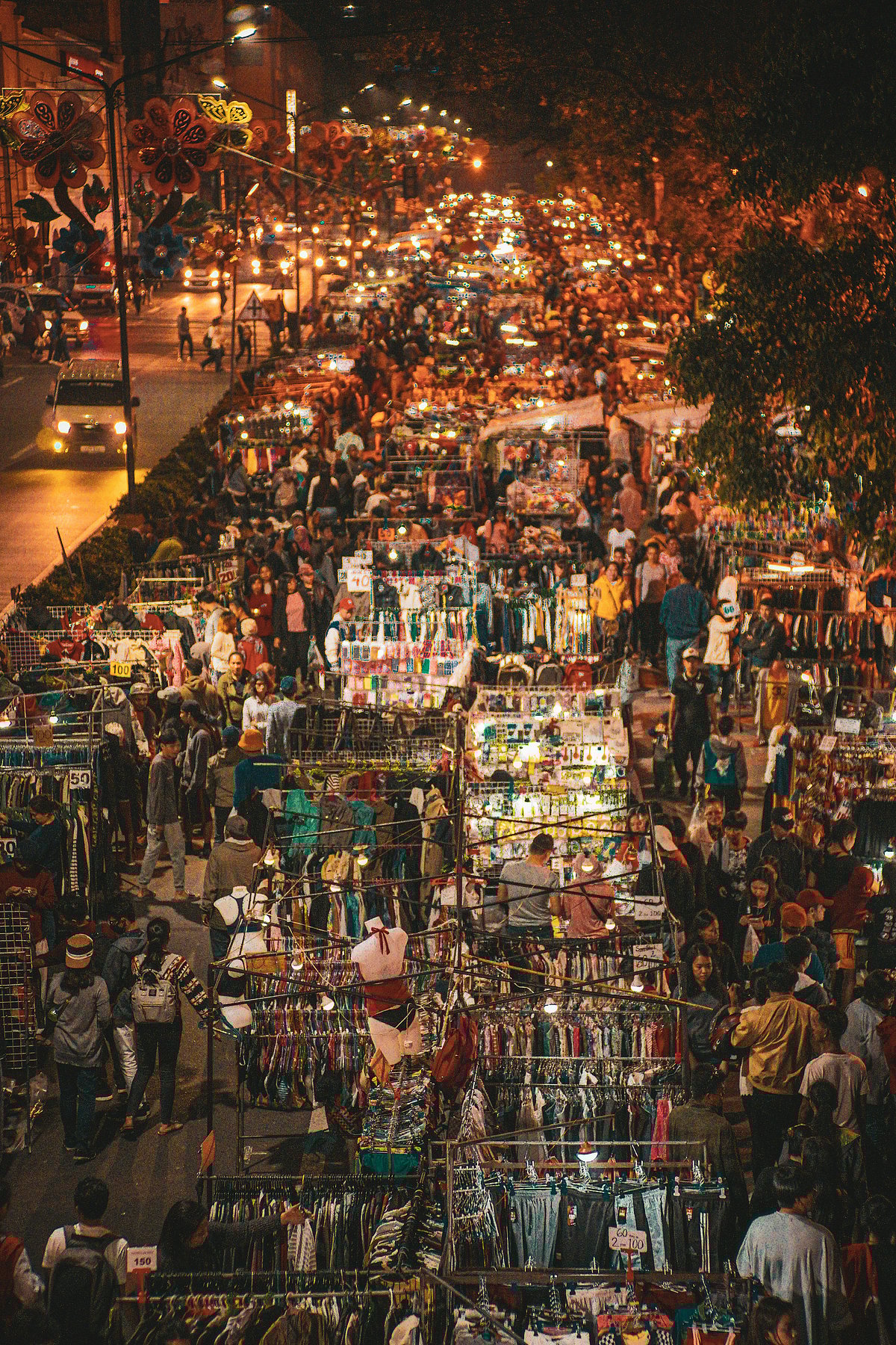 Unsplash : A festive market