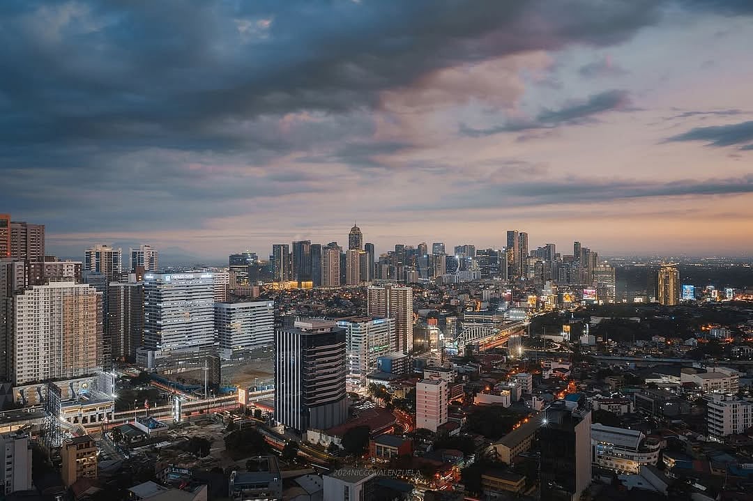 niccovalenzuela/instagram : A cityscape of Manila