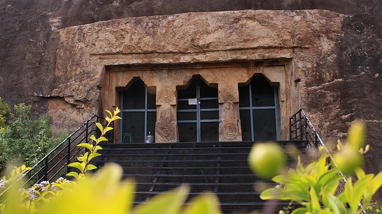 Thirumalapuram Rock Cut Temple,Tenkasi, Tamilnadu - Wikimedia Commons