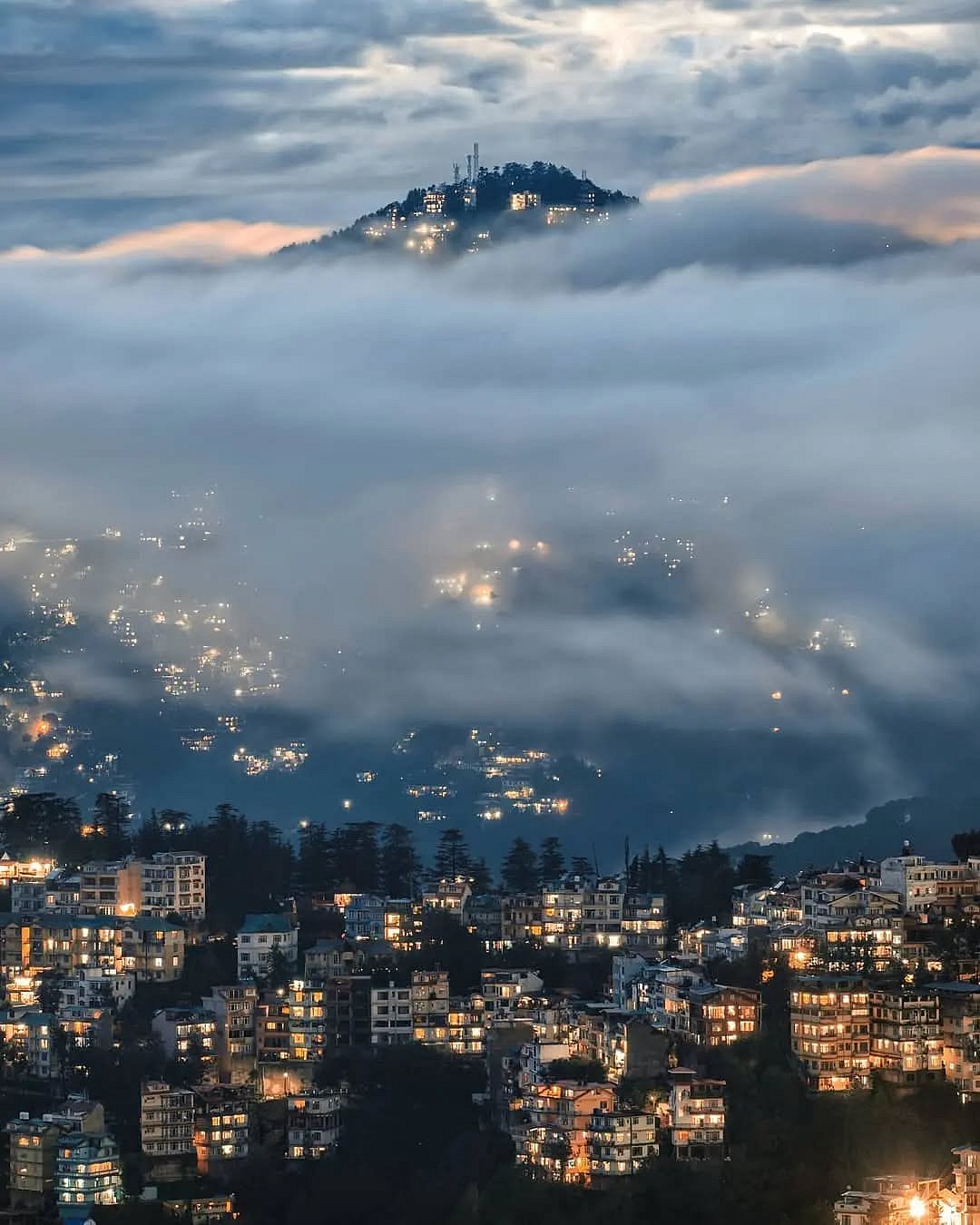incredibleshimla/instagram : A foggy evening in Shimla