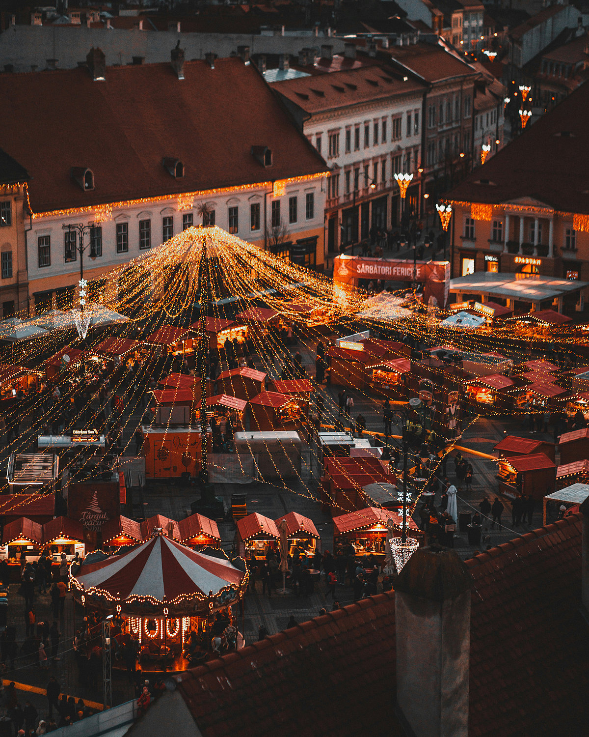 Unsplash : A shot of a Christmas market